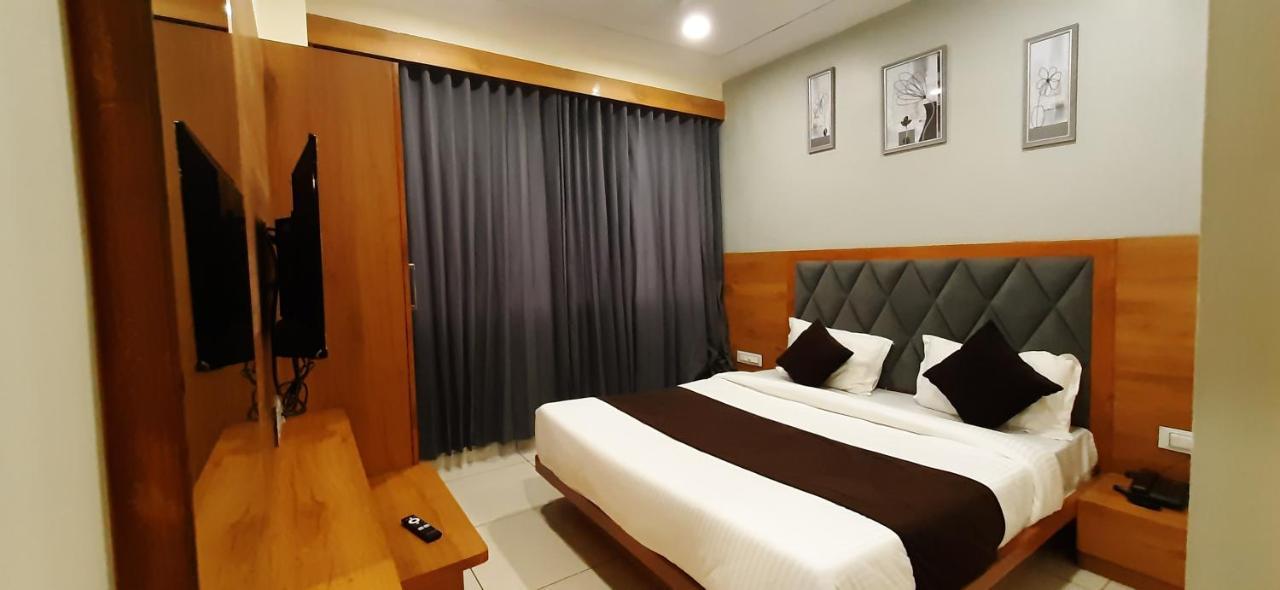 Hotel Suncity Ahmedabad Esterno foto