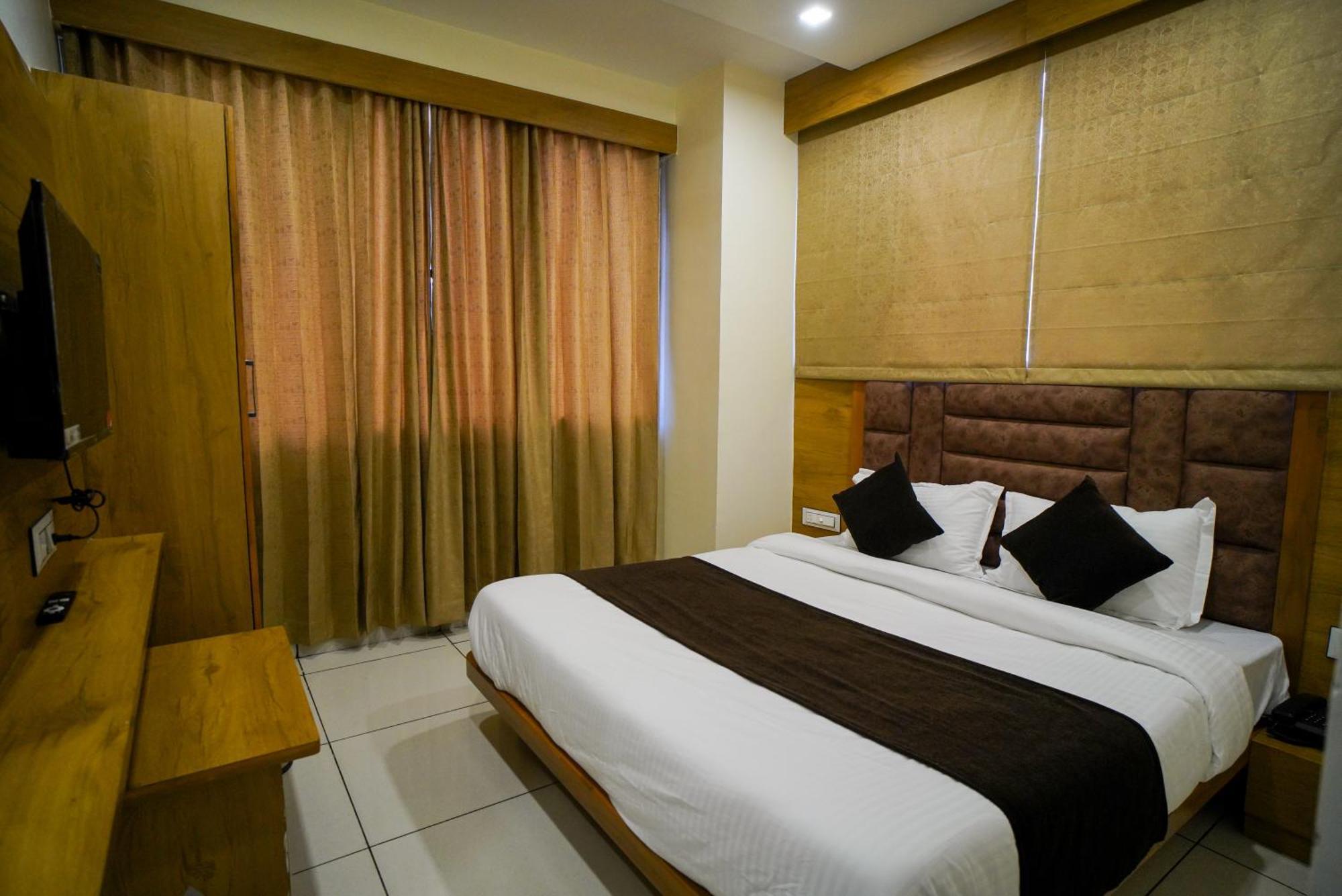 Hotel Suncity Ahmedabad Esterno foto