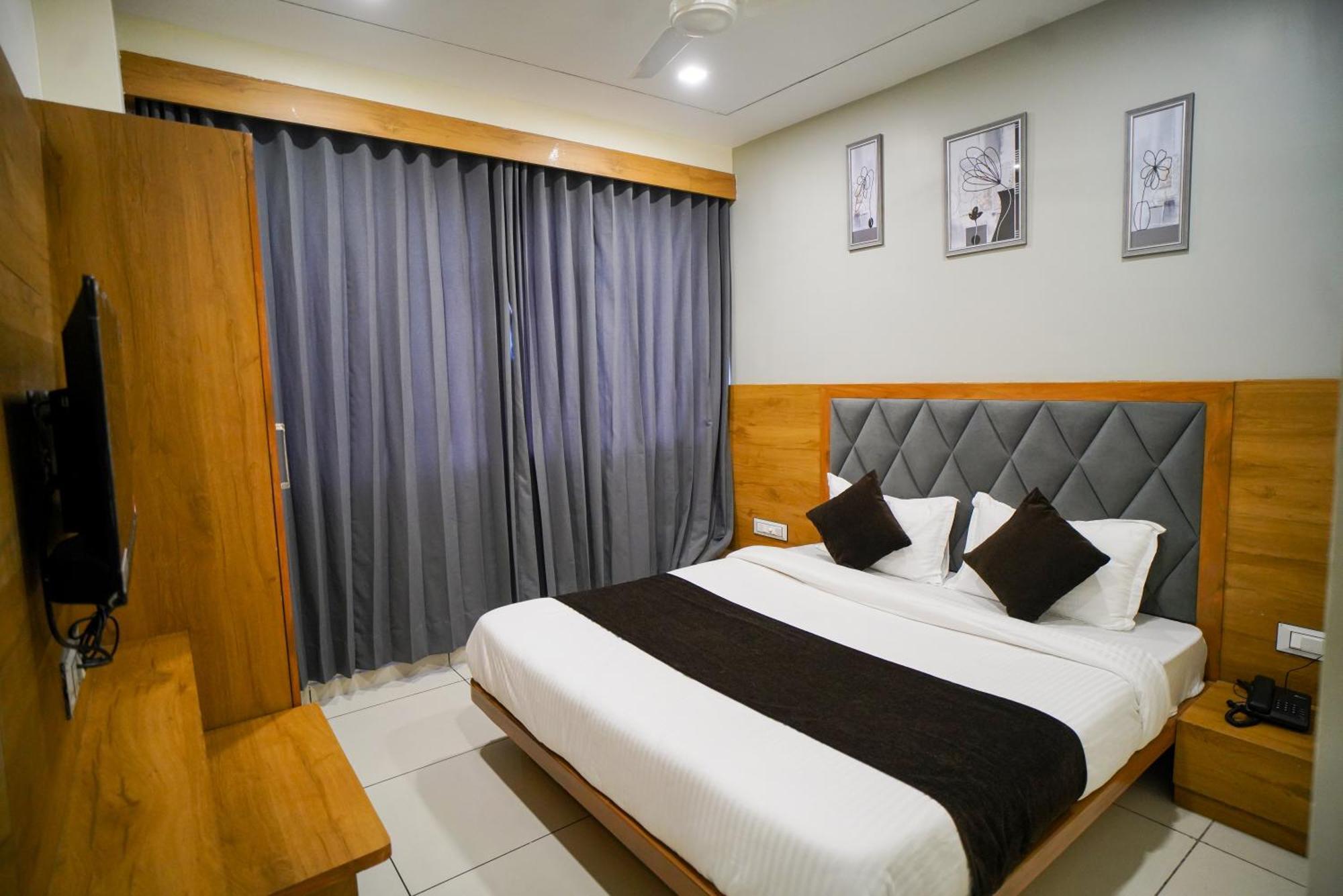 Hotel Suncity Ahmedabad Esterno foto