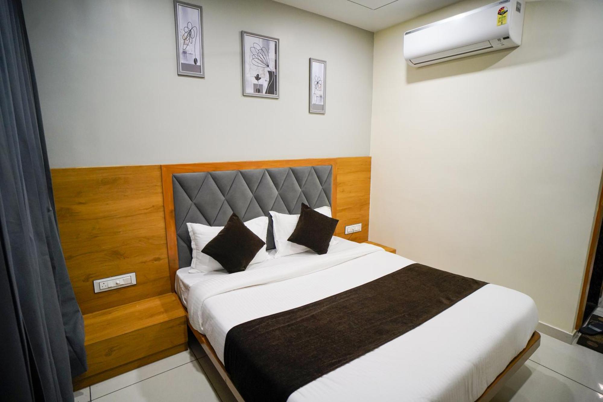 Hotel Suncity Ahmedabad Esterno foto