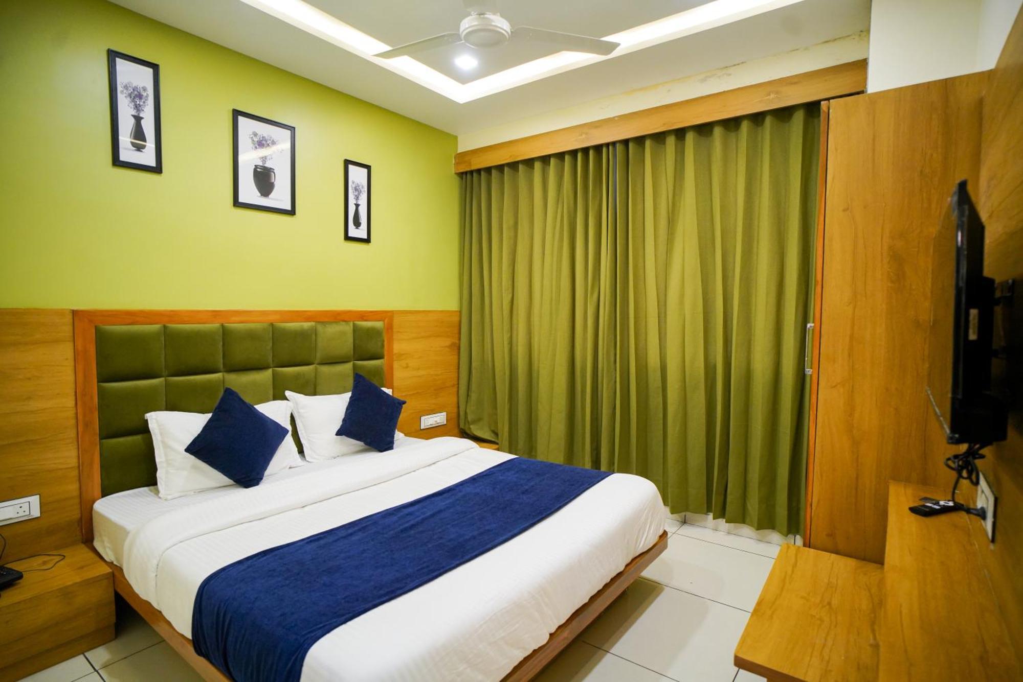 Hotel Suncity Ahmedabad Esterno foto